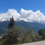 De L'ours فندق